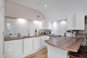 Een koelkast, een microgolfoven, een oven, een kookplaat