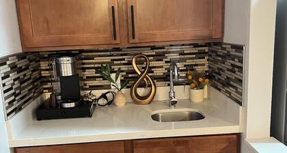 Remodeled 3-bedroom condo in N Phoenix on a small lake
