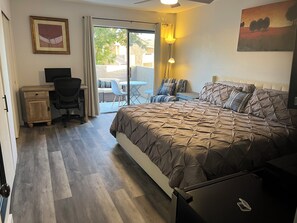 3 bedrooms, desk, iron/ironing board, WiFi - Remodeled 3-bedroom condo in N Phoenix on a small lake (Phoenix)