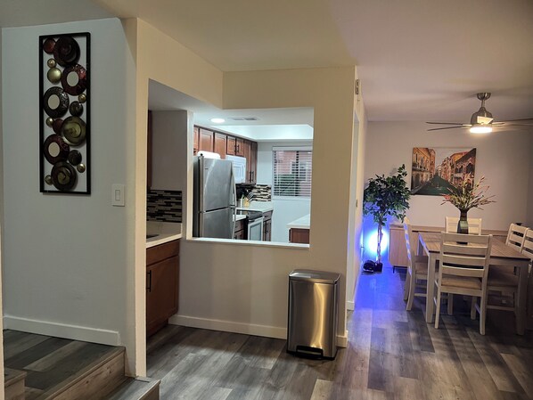 Interior - Remodeled 3-bedroom condo in N Phoenix on a small lake (Phoenix)