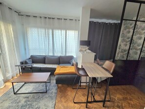 Living area - Charming Studio with Garden in Neuilly-sur-Seine (Neuilly-sur-Seine)
