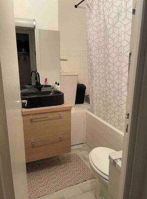 Towels, soap, toilet paper - Charming Studio with Garden in Neuilly-sur-Seine (Neuilly-sur-Seine)