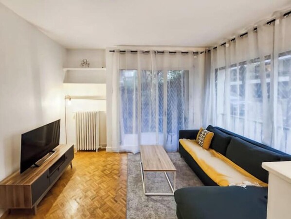 Living area - Charming Studio with Garden in Neuilly-sur-Seine (Neuilly-sur-Seine)
