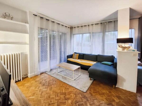 Living area - Charming Studio with Garden in Neuilly-sur-Seine (Neuilly-sur-Seine)