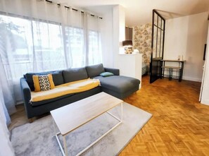 Living area - Charming Studio with Garden in Neuilly-sur-Seine (Neuilly-sur-Seine)