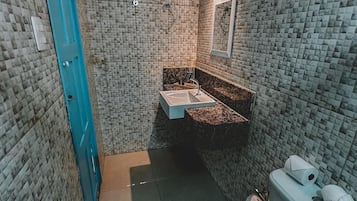 Douche, articles de toilette gratuits, sĂšche-cheveux
