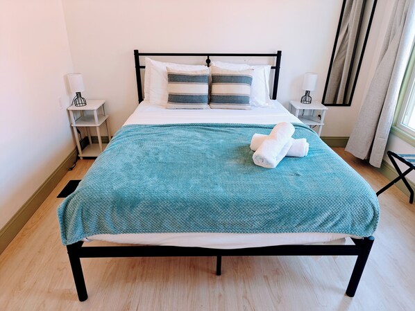 5 bedrooms, WiFi, bed sheets - New! Golden Getaway walk to the falls (Niagara Falls)