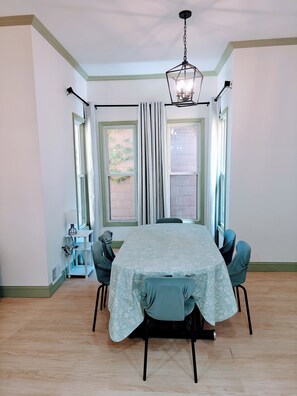 Dining - New! Golden Getaway walk to the falls (Niagara Falls)