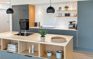 ثلاجة، موقد طهي مسطح، غسالة أطباق، ماكينة لصنع القهوة/الشاي