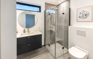 Shower - Amazing home in Børkop with WiFi (Børkop)