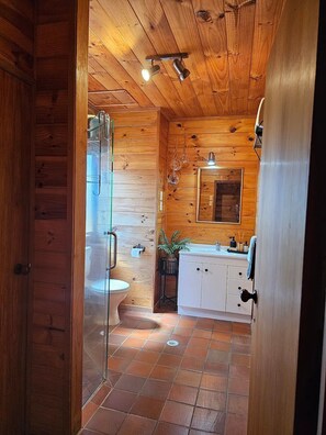 Een douche, een haardroger, handdoeken, zeep