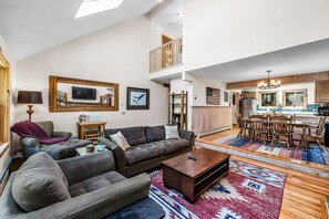 TV connectée, cheminée, livres