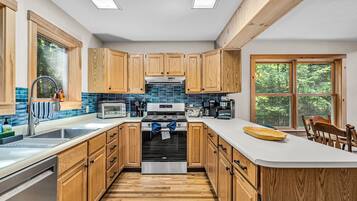 Fridge, oven, stovetop, dishwasher