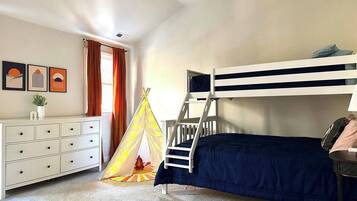 3 Schlafzimmer, Schreibtisch, Bügeleisen/Bügelbrett, Reisekinderbett