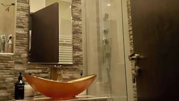Shower, jetted bath, hair dryer, towels