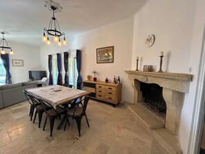 Interior - Spacious villa in Castillon-du-Gard with Separate Studio and Private Pool (Castillon-du-Gard)