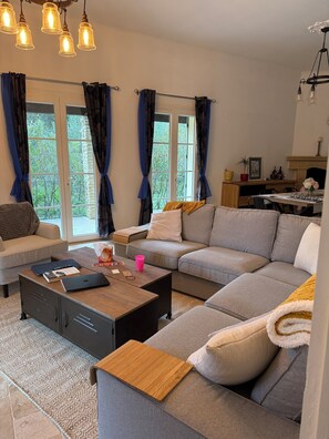 Smart TV, fireplace, books - Spacious villa in Castillon-du-Gard with Separate Studio and Private Pool (Castillon-du-Gard)