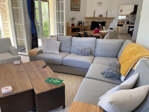 Smart TV, fireplace, books - Spacious villa in Castillon-du-Gard with Separate Studio and Private Pool (Castillon-du-Gard)