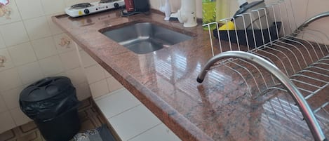 KĂŒhlschrank, Mikrowelle, Wasserkocher mit Kaffee-/Teezubehör, Mixer