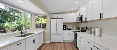 House, 4 Bedrooms, Non Smoking, Courtyard Area | Interior detail