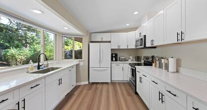 Stylish & Spacious Retreat in Downtown Bellevue