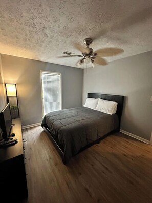 3 bedrooms, iron/ironing board, free WiFi, bed sheets - Cozy Home Away from Home “AC and High Speed Internet” (Montgomery)