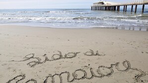 A beach with the words "Sido de Camaio" written in the sand, a pier in the background, and the ocean. - Gorgeous home in Farnocchia with WiFi (Farnocchia)