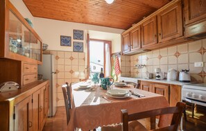 Réfrigérateur, micro-ondes, plaque de cuisson, lave-vaisselle