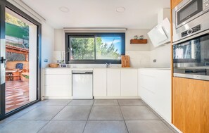 Kjøleskap, ovn, kokeplater og oppvaskmaskin