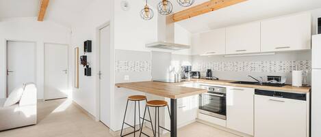 Fridge, microwave, dishwasher, coffee/tea maker