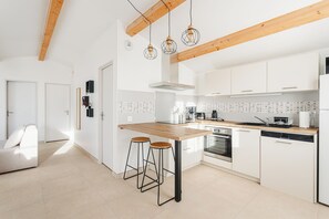 Réfrigérateur, micro-ondes, lave-vaisselle, cafetière/bouilloire