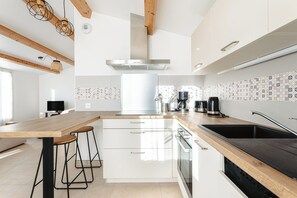 Frigorífico, microondas, lavavajillas y cafetera o tetera