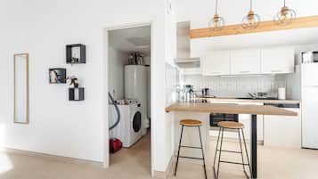 Refrigerador, microondas, lavavajillas y cafetera y tetera