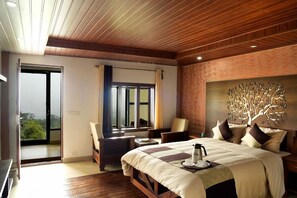 Habitación Deluxe, vistas a la montaña | Escritorio y espacio para trabajar con un portátil