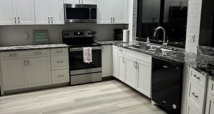 CHARMING! 3-bedroom house with Pool, WiFi, AC in marvelous Fort Myers near beach