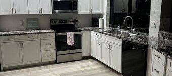 CHARMING! 3-bedroom house with Pool, WiFi, AC in marvelous Fort Myers near beach