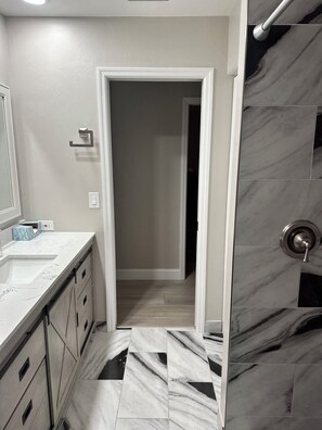 Dusche, Haartrockner, Handtücher, Seife