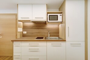 Een koelkast, een kookplaat, een vaatwasser