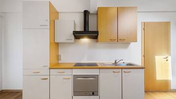 Réfrigérateur, surface de cuisson, cafetière-théière