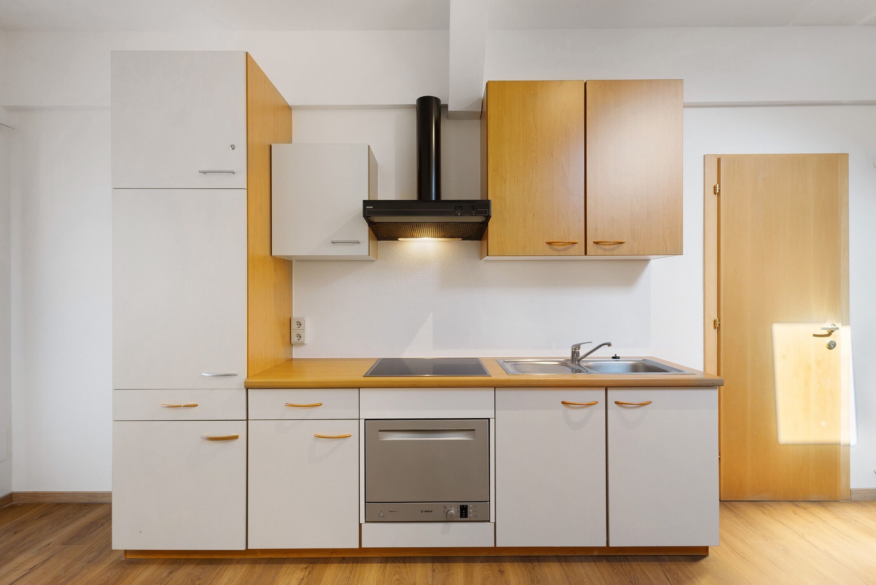 Kühlschrank, Herdplatte, Wasserkocher mit Kaffee-/Teezubehör