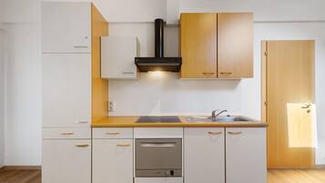 Kühlschrank, Herdplatte, Wasserkocher mit Kaffee-/Teezubehör