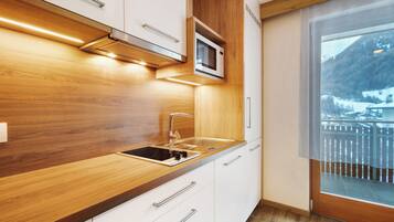 Een koelkast, een microgolfoven, een oven, een kookplaat