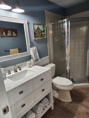 Dusj, hårføner, håndklær og såpe