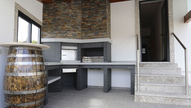 A stone fireplace with a stone bench, a wooden barrel, and a staircase leading to an upper level. - Holiday Home 'Casa Do Lagar' with Mountain View, Wi-Fi and Air Conditioning (Agilde)