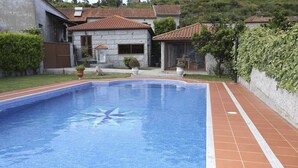 A rectangular swimming pool with a clear blue mosaic pattern, surrounded by a tiled deck. - Holiday Home 'Casa Do Lagar' with Mountain View, Wi-Fi and Air Conditioning (Agilde)