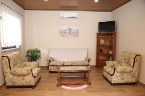 TV - Holiday Home 'Casa Do Lagar' with Mountain View, Wi-Fi and Air Conditioning (Agilde)