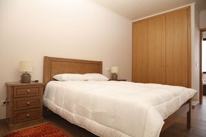 4 bedrooms, free WiFi, bed sheets - Holiday Home 'Casa Do Lagar' with Mountain View, Wi-Fi and Air Conditioning (Agilde)