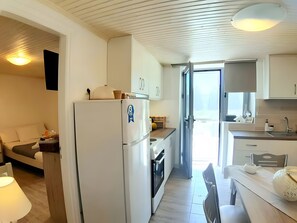 Fridge, oven, stovetop, coffee/tea maker