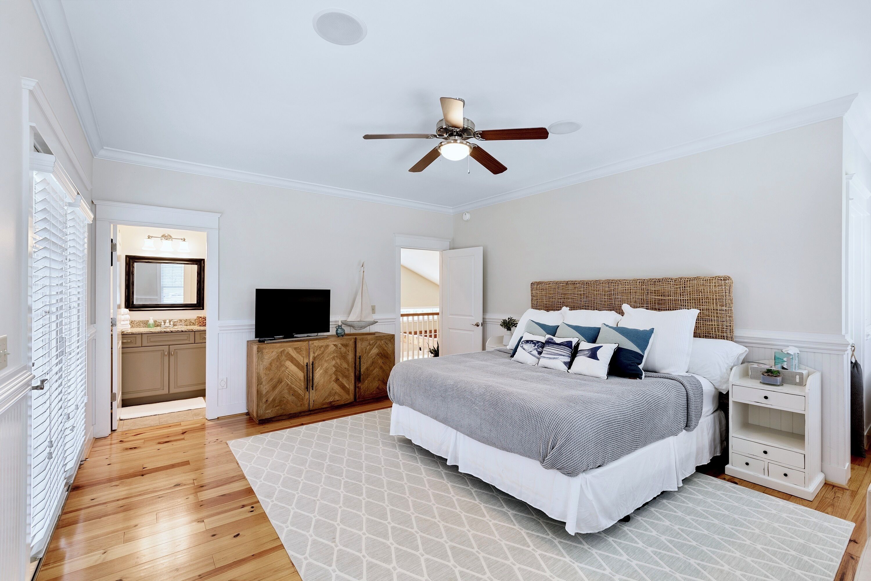 7 bedrooms, desk, iron/ironing board, travel cot