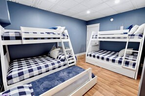 7 bedrooms, desk, iron/ironing board, travel crib